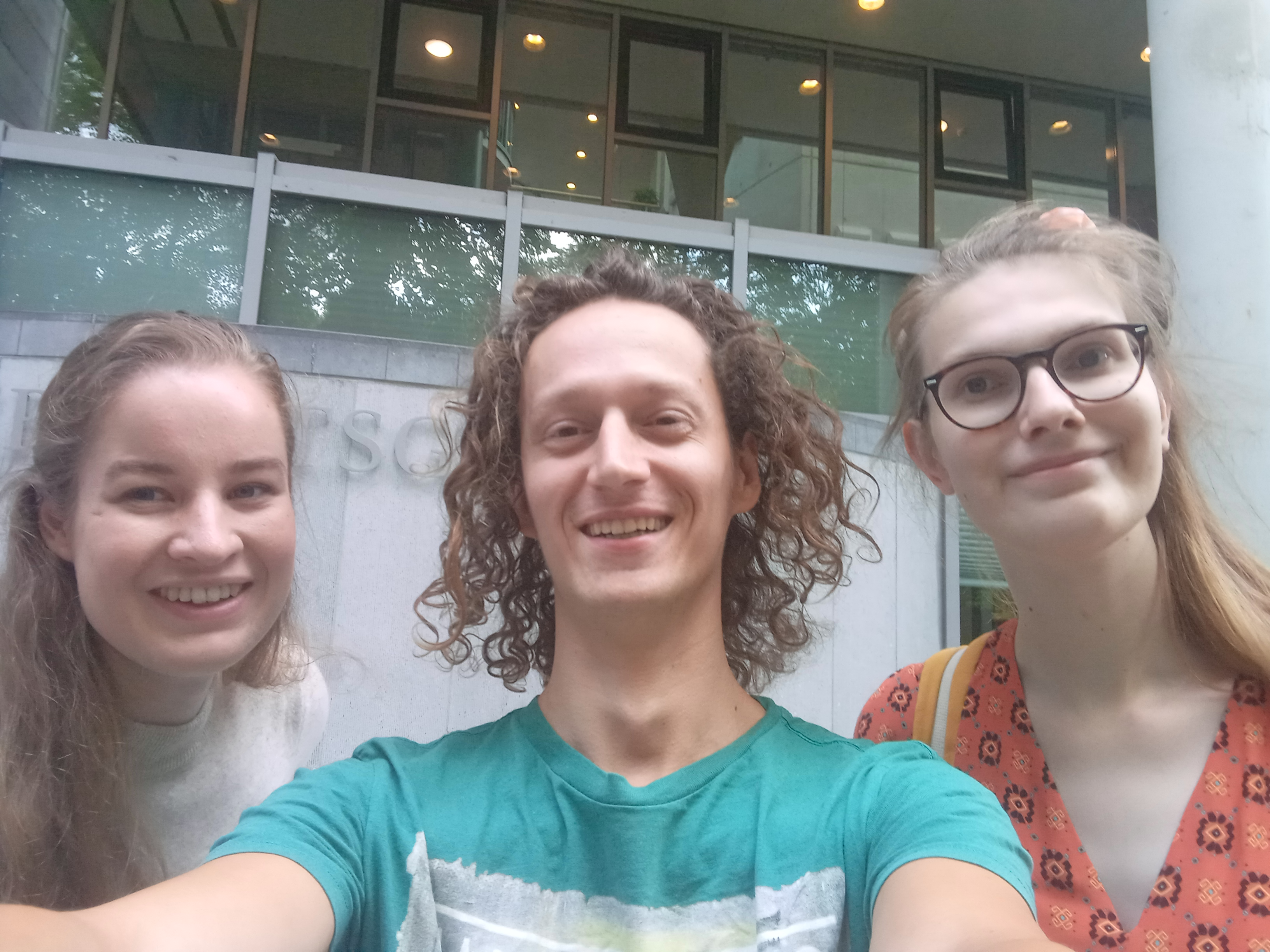 Kim, Teun(tje) en Femke staan voor de Rechtbank Noord Nederland om een X voor Teun(tje) te fixen